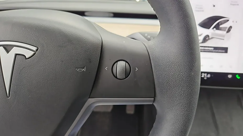 TESLA Model 3 -