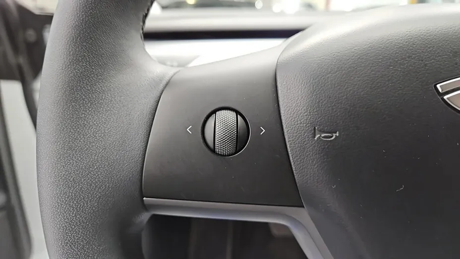TESLA Model 3 -