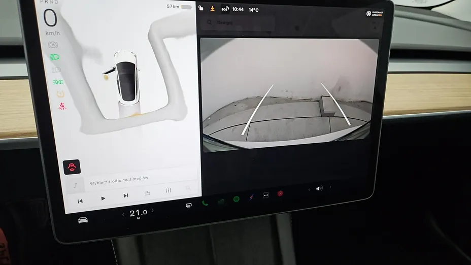 TESLA Model 3 -