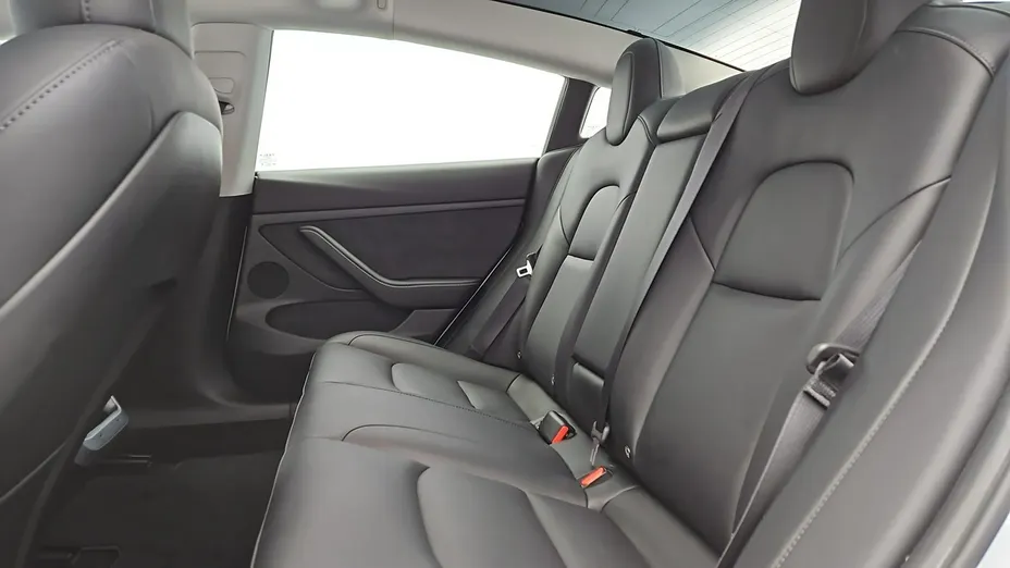 TESLA Model 3 -