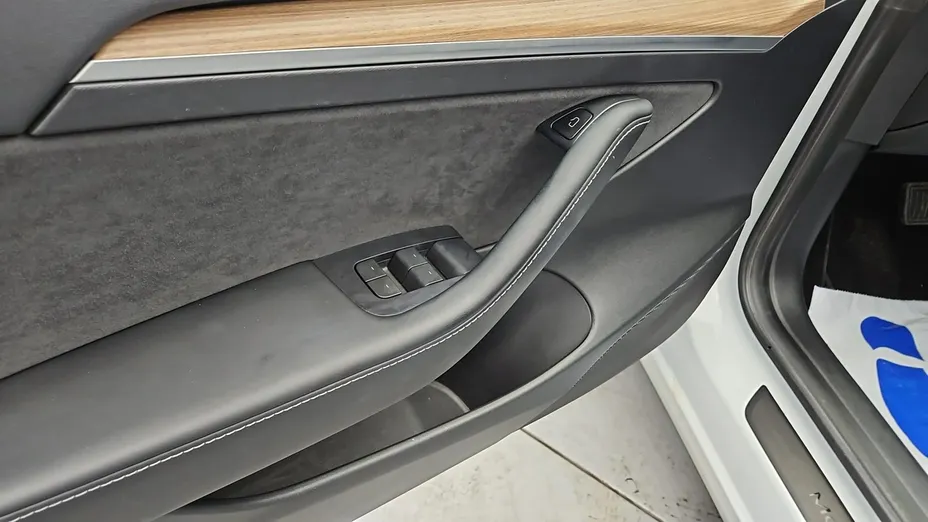 TESLA Model 3 -