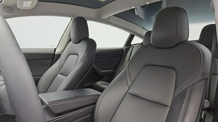 TESLA Model 3 -