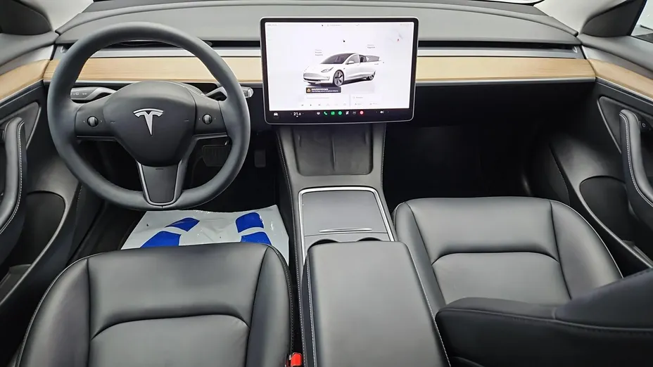 TESLA Model 3 -