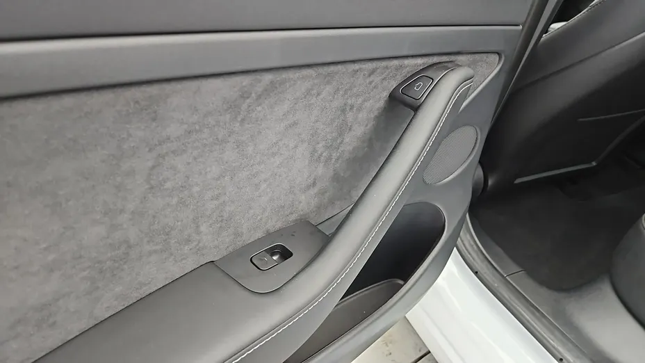 TESLA Model 3 -