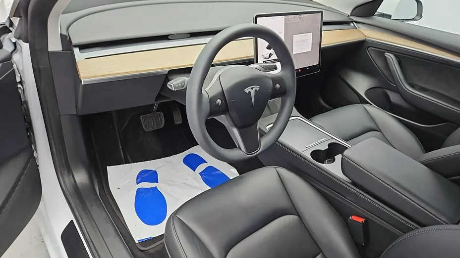 TESLA Model 3 -