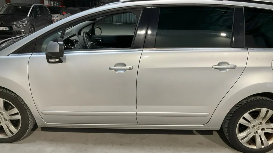 PEUGEOT 5008 -
