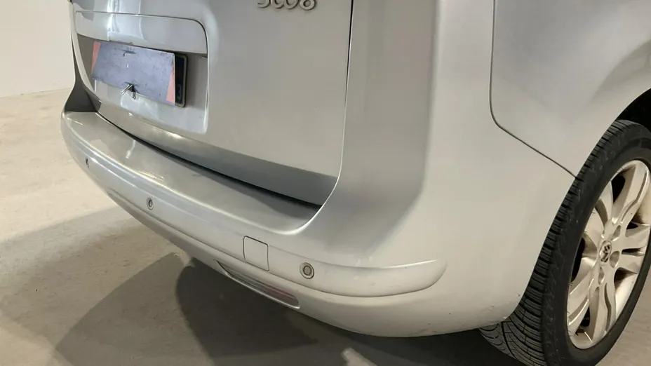PEUGEOT 5008 -
