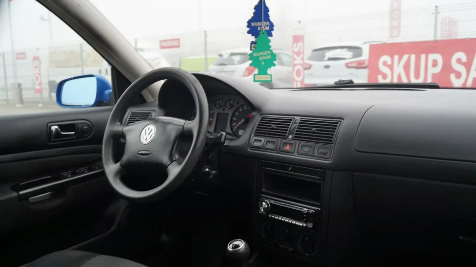 VOLKSWAGEN Golf -