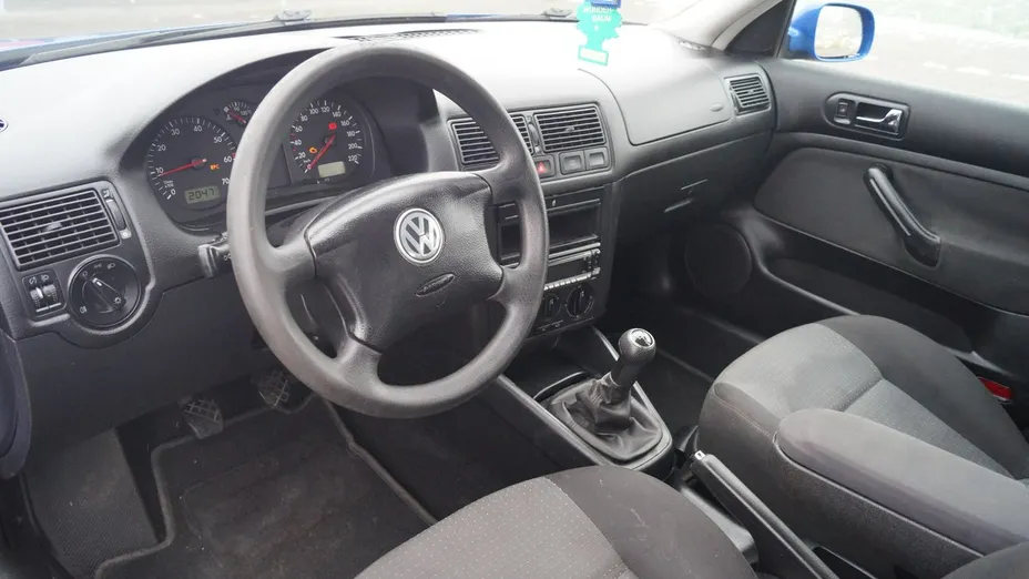 VOLKSWAGEN Golf -