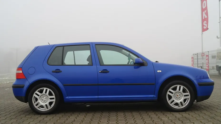 VOLKSWAGEN Golf -
