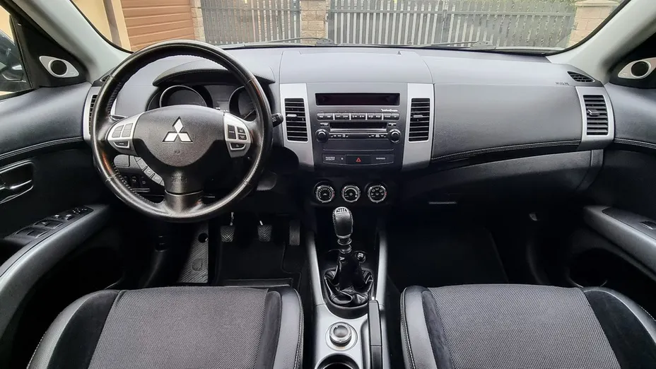 MITSUBISHI Outlander -