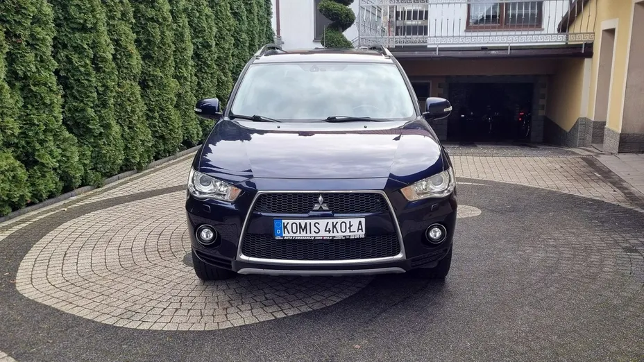 MITSUBISHI Outlander -