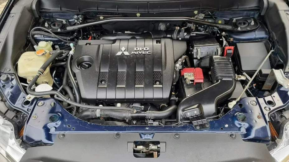 MITSUBISHI Outlander -