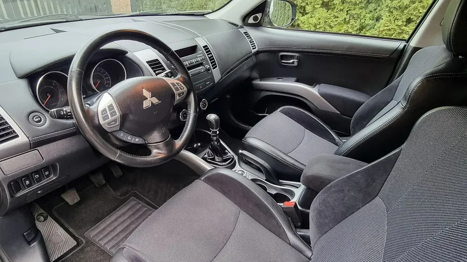 MITSUBISHI Outlander -