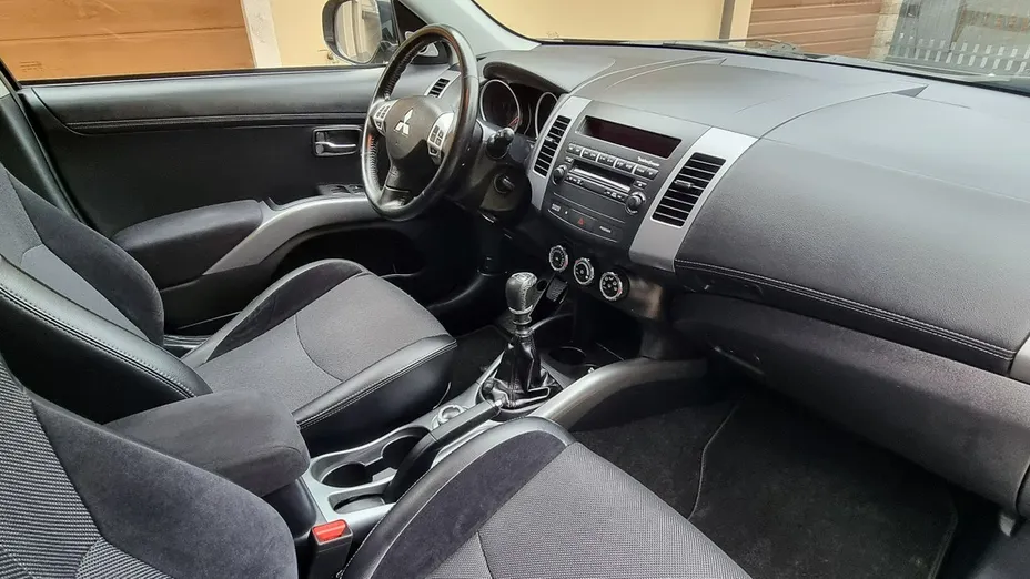 MITSUBISHI Outlander -