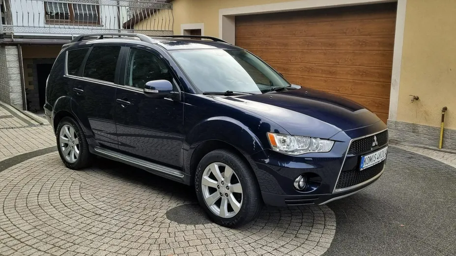 MITSUBISHI Outlander -