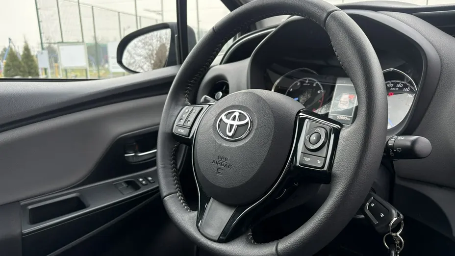 TOYOTA Yaris -