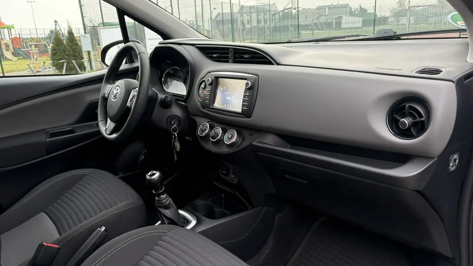 TOYOTA Yaris -