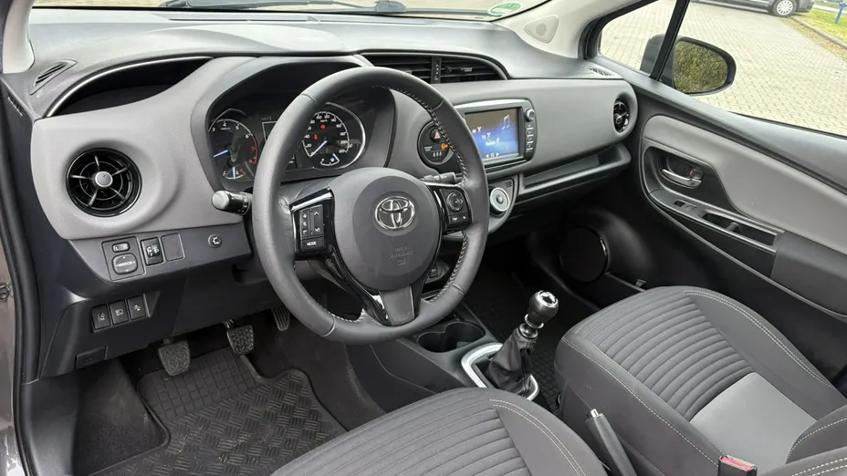 TOYOTA Yaris -