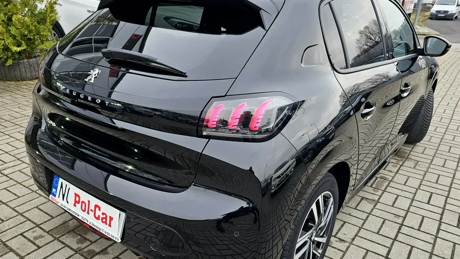 PEUGEOT 208 -