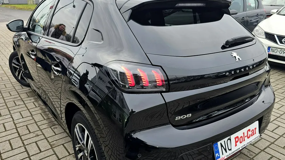 PEUGEOT 208 -
