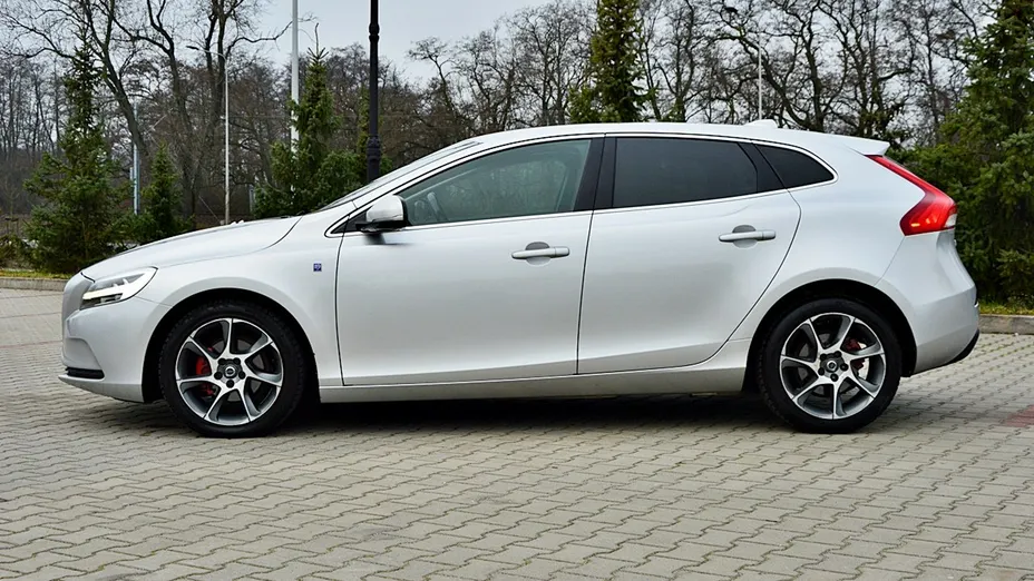 VOLVO V40 -