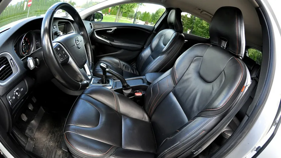 VOLVO V40 -