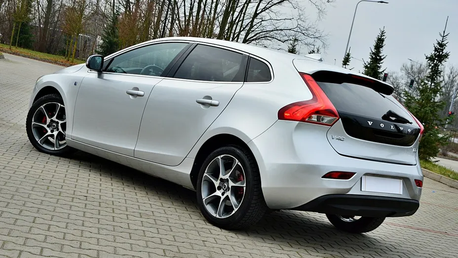 VOLVO V40 -