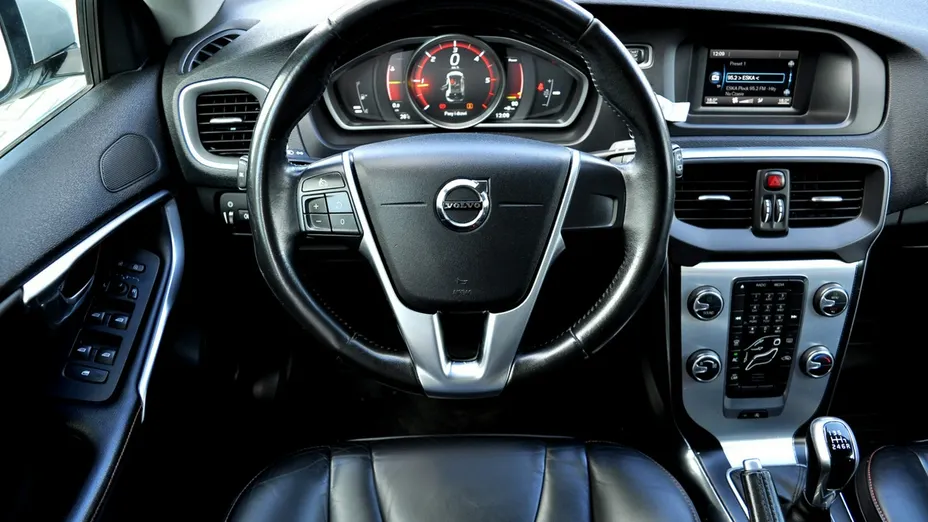VOLVO V40 -