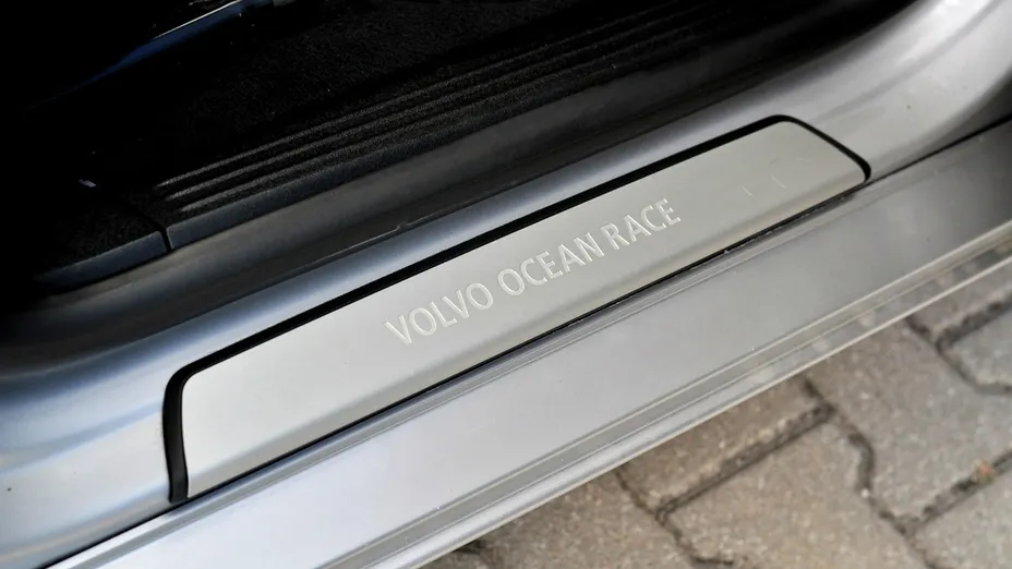 VOLVO V40 -