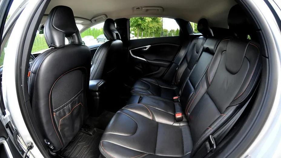 VOLVO V40 -