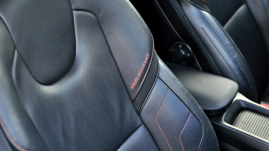 VOLVO V40 -
