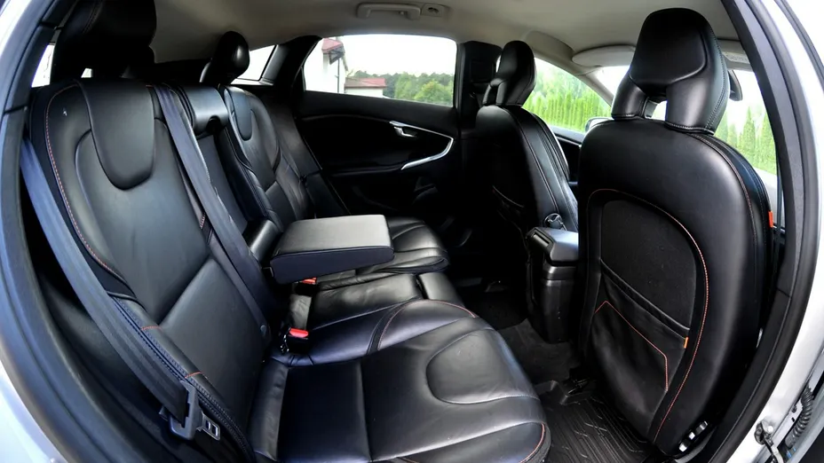 VOLVO V40 -