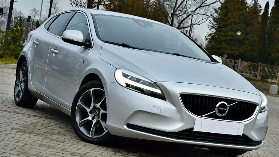 VOLVO V40 -