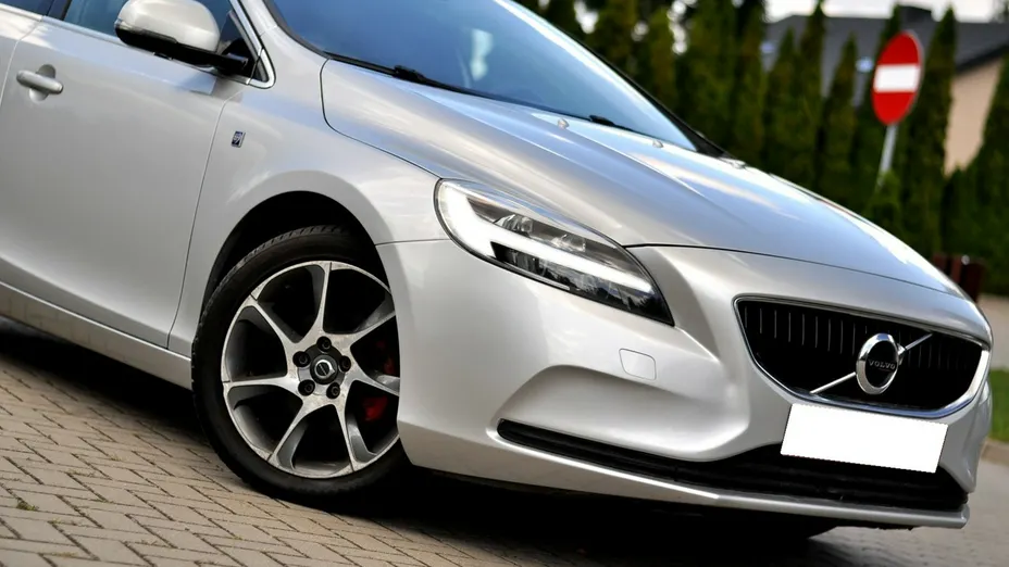 VOLVO V40 -
