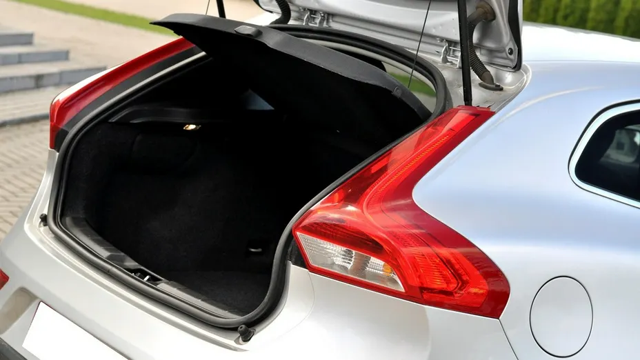 VOLVO V40 -