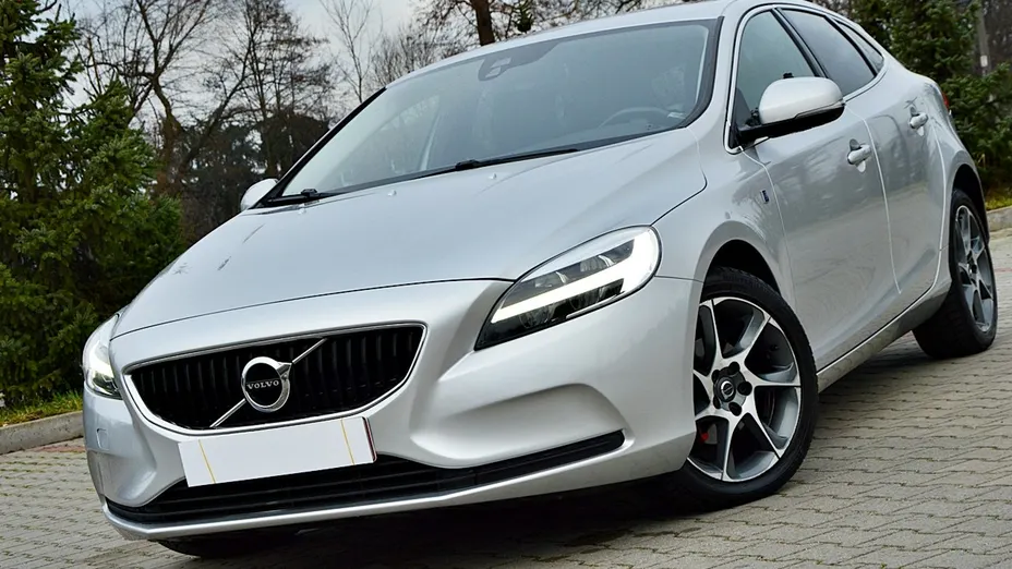 VOLVO V40 -