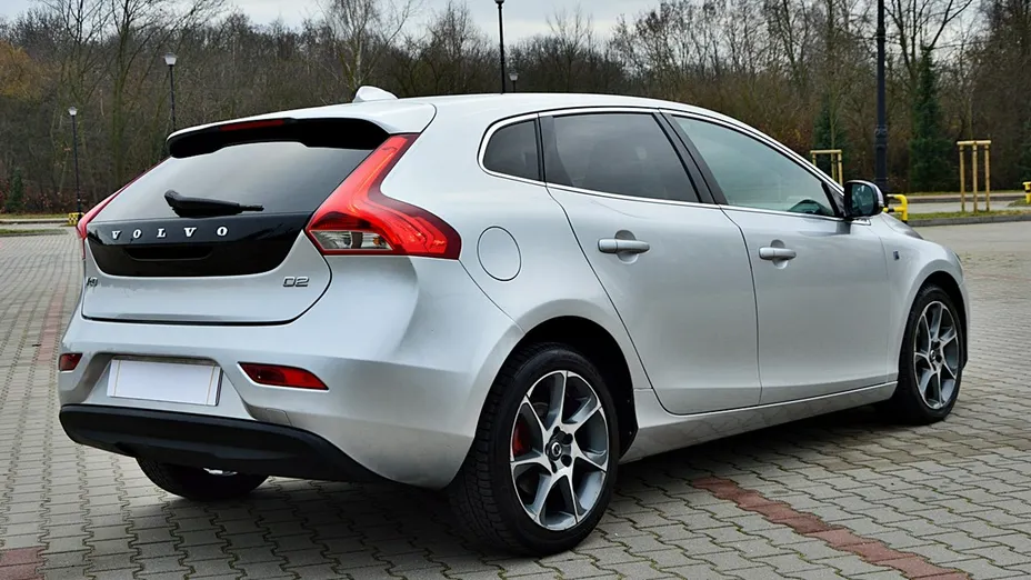 VOLVO V40 -