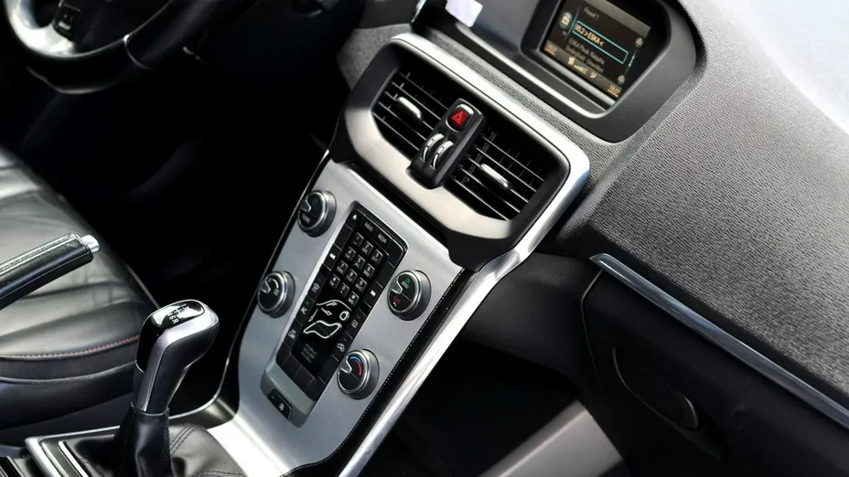 VOLVO V40 -