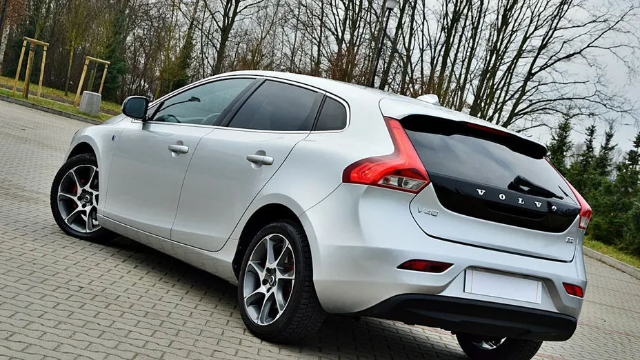 VOLVO V40 -