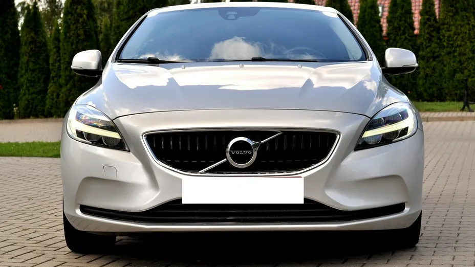 VOLVO V40 -