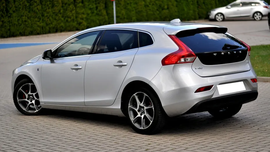 VOLVO V40 -