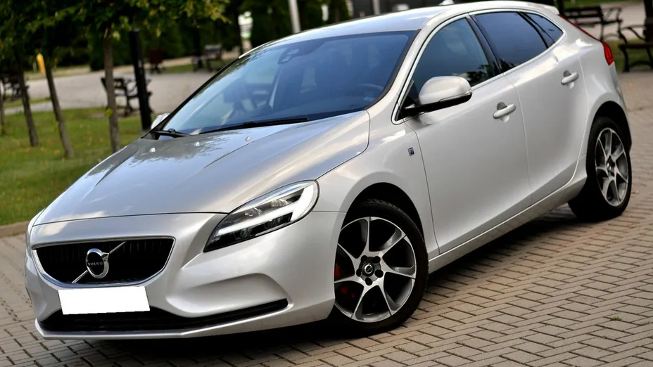 VOLVO V40 -