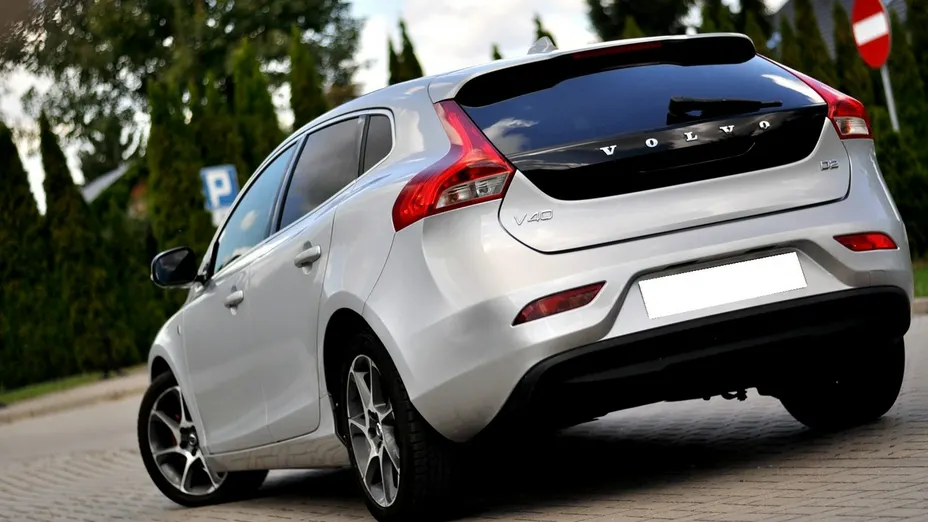 VOLVO V40 -