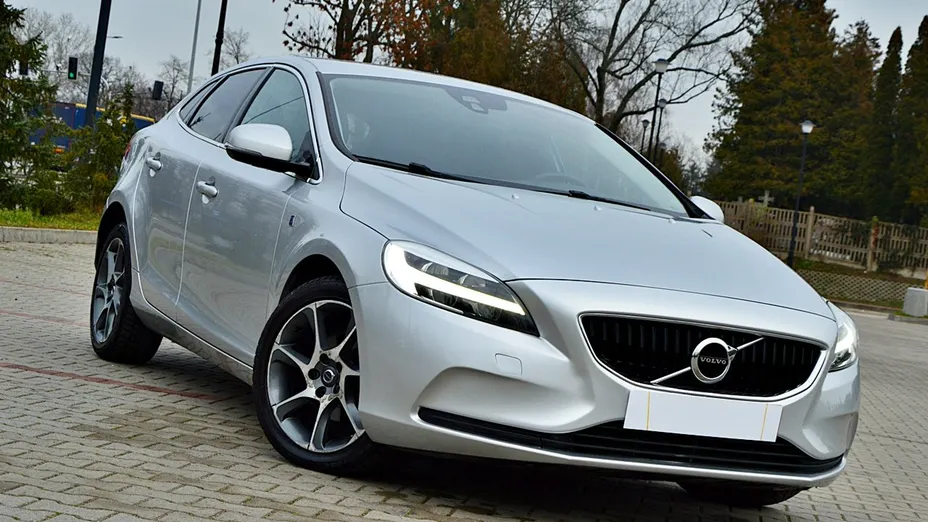 VOLVO V40 -