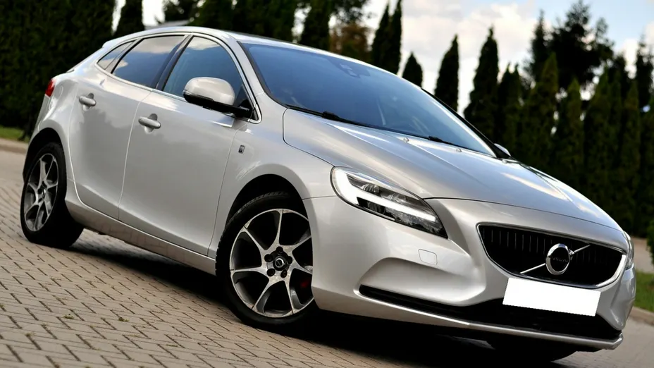 VOLVO V40 -