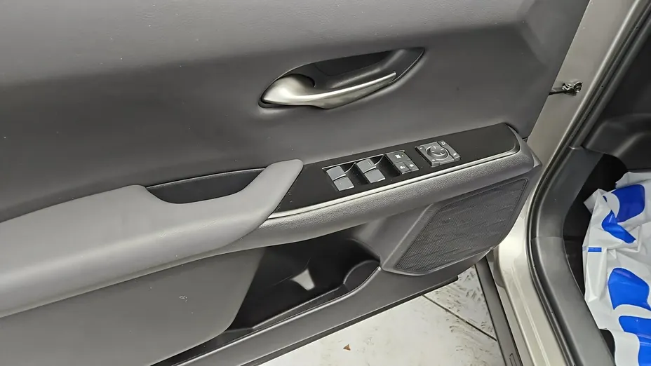 LEXUS UX -