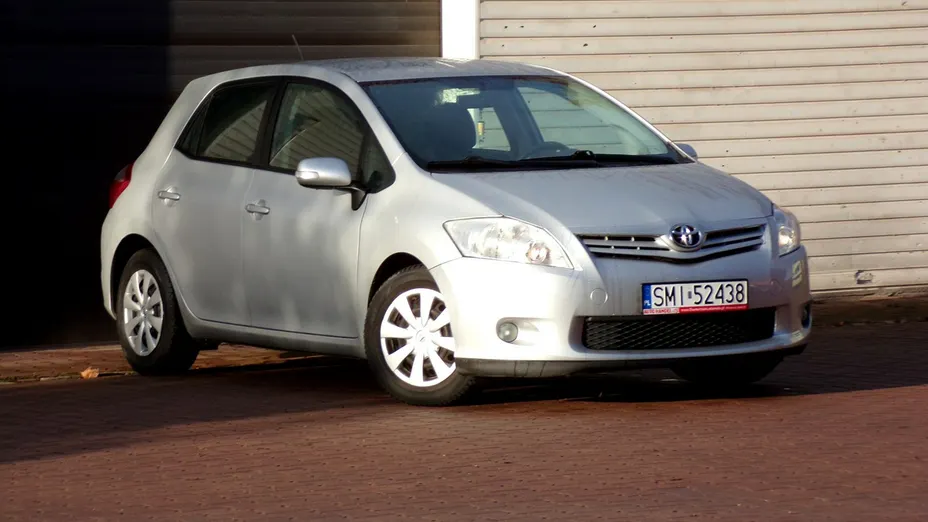 TOYOTA Auris -