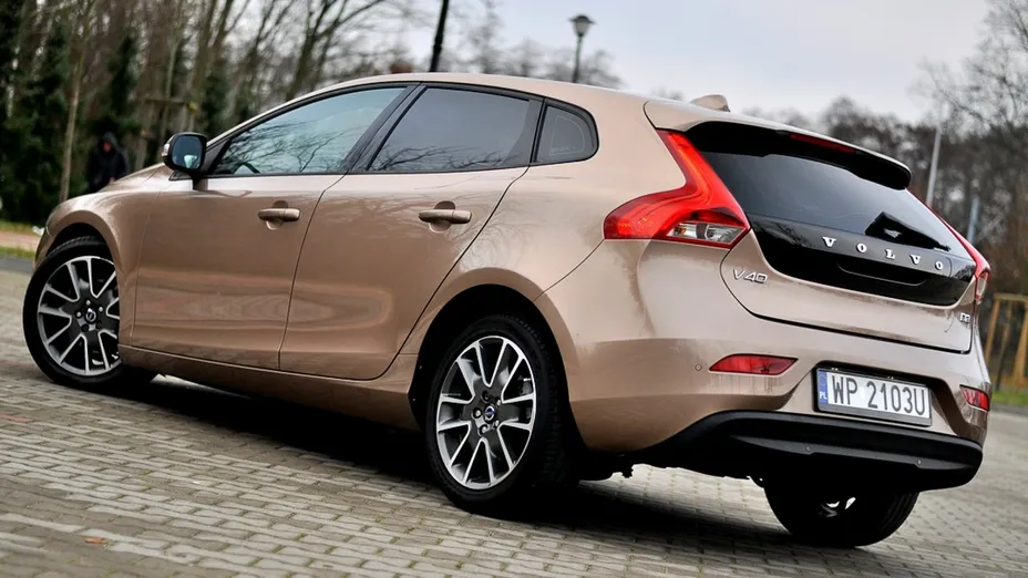 VOLVO V40 -