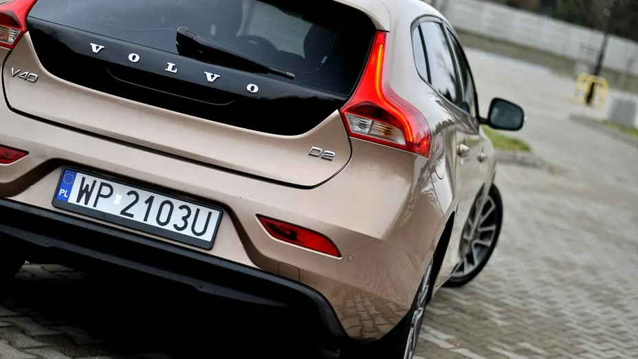 VOLVO V40 -